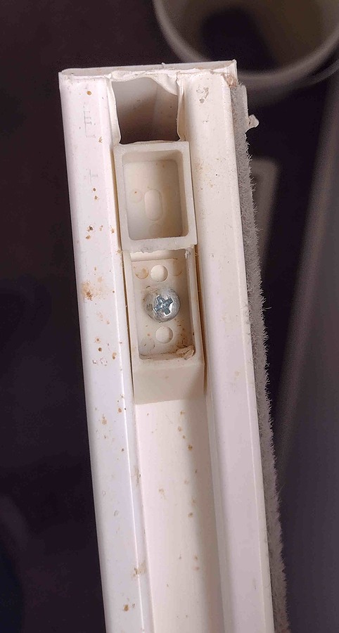 09 Attachment fitting at window